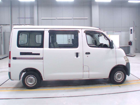 2015 Toyota Liteace Van S402M[2]