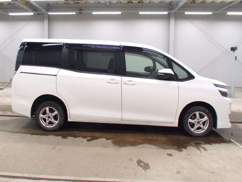 2014 Toyota Voxy ZRR85G[2]