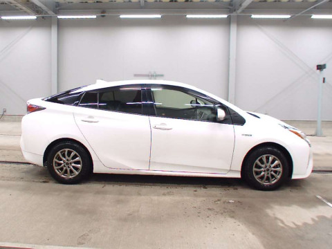 2017 Toyota Prius ZVW55[2]