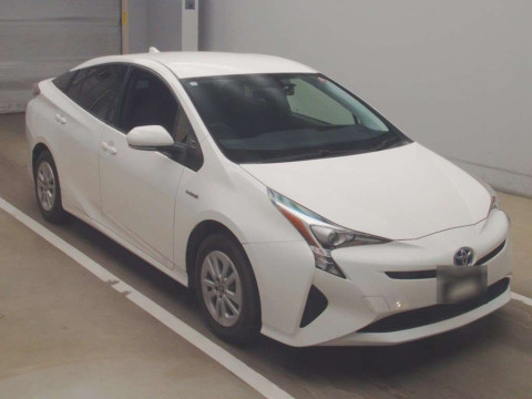 2017 Toyota Prius ZVW55[2]