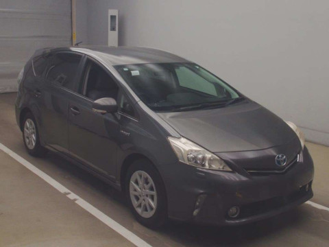 2011 Toyota Prius alpha ZVW40W[2]