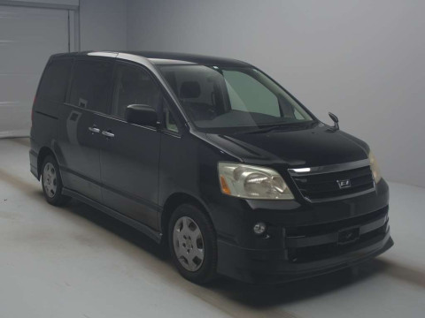 2006 Toyota Noah AZR60G[2]