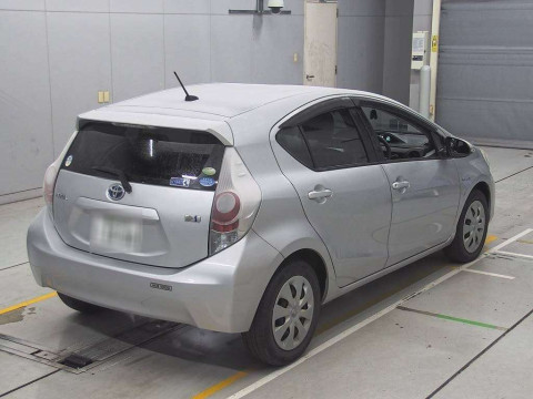 2012 Toyota Aqua NHP10[1]