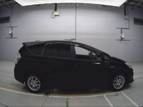 2012 Toyota Prius alpha ZVW41W[2]