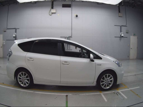 2014 Toyota Prius alpha ZVW41W[2]