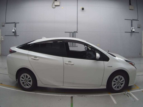 2017 Toyota Prius ZVW50[2]