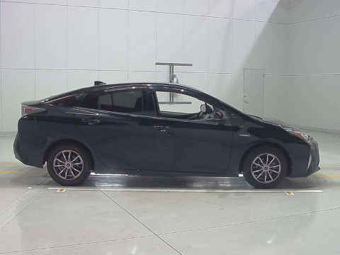 2017 Toyota Prius ZVW50[2]