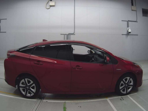 2018 Toyota Prius ZVW50[2]