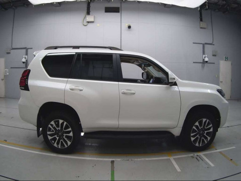 2023 Toyota Land Cruiser Prado TRJ150W[2]