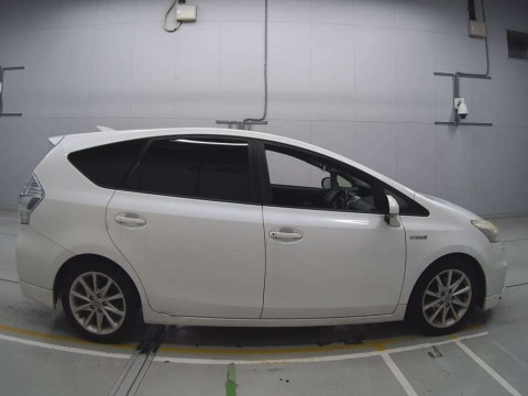 2013 Toyota Prius alpha ZVW41W[2]