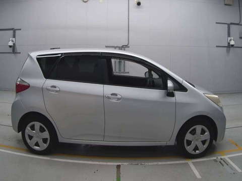 2010 Toyota Ractis NSP120[2]