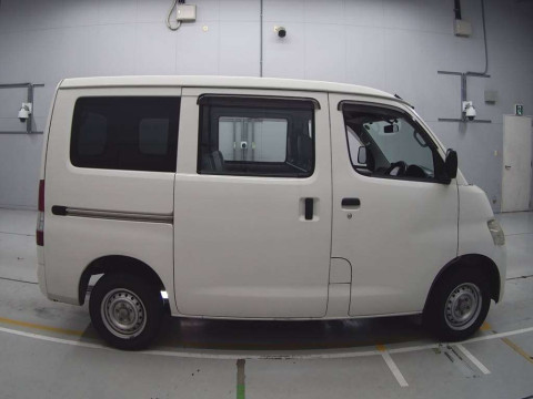 2017 Toyota Liteace Van S402M[2]