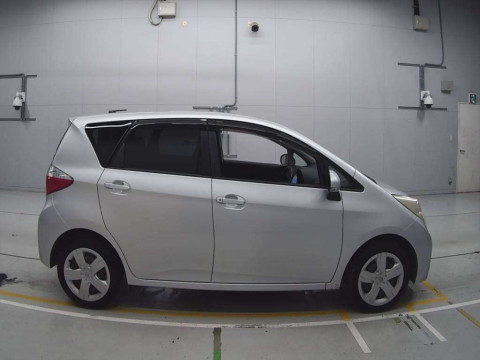 2011 Toyota Ractis NSP120[2]