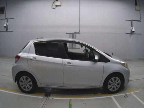 2011 Toyota Vitz NCP131[2]