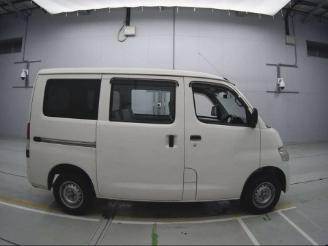 2017 Toyota Liteace Van S402M[2]