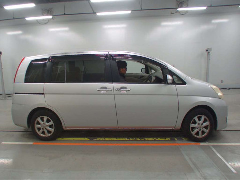 2010 Toyota Isis ZGM11G[2]