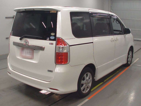 2010 Toyota Noah ZRR70W[1]