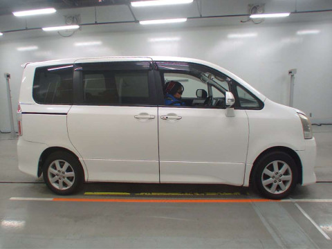 2010 Toyota Noah ZRR70W[2]