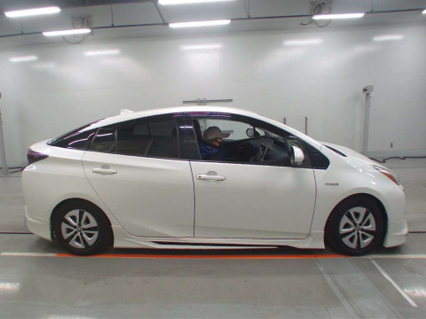 2016 Toyota Prius ZVW51[2]