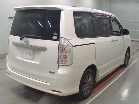 2011 Toyota Voxy ZRR75W[1]