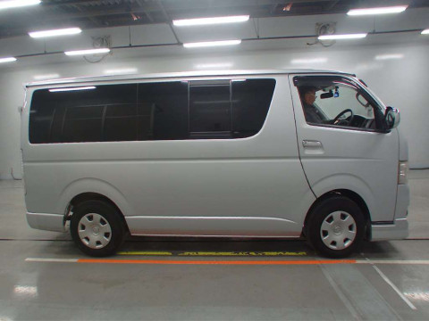 2011 Toyota Regiusace Van TRH200V[2]