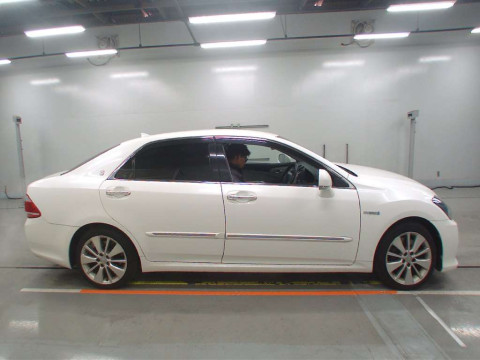 2011 Toyota Crown Hybrid GWS204[2]