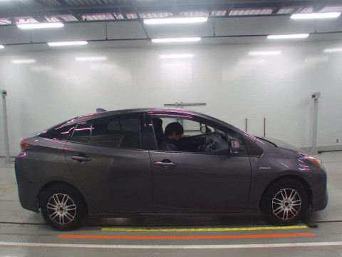 2016 Toyota Prius ZVW55[2]