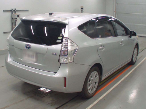 2013 Toyota Prius alpha ZVW41W[1]