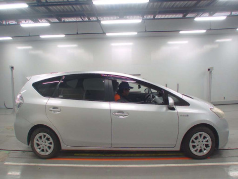 2013 Toyota Prius alpha ZVW41W[2]