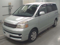 2005 Toyota Voxy