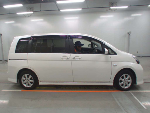 2012 Toyota Isis ZGM10W[2]