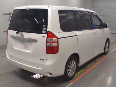 2013 Toyota Noah ZRR70G[1]