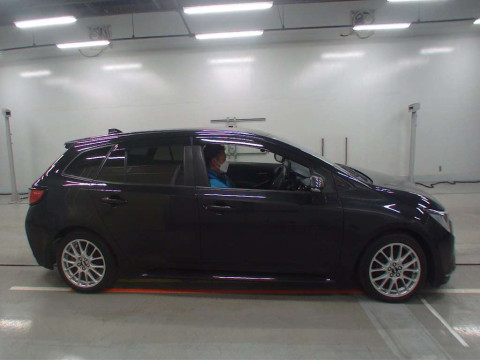 2020 Toyota Corolla Touring Wagon ZRE212W[2]