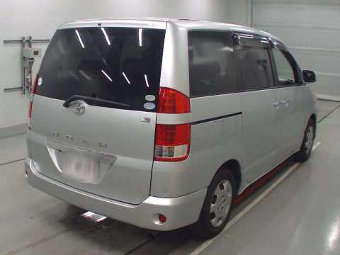 2005 Toyota Noah AZR60G[1]