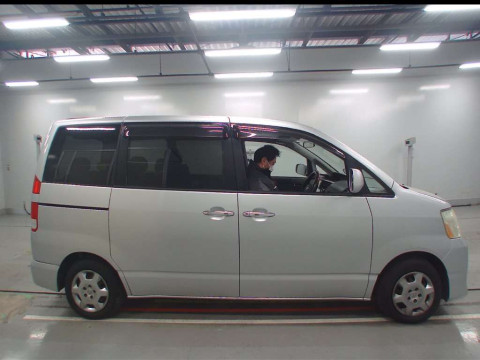 2005 Toyota Noah AZR60G[2]