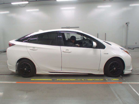 2017 Toyota Prius ZVW51[2]