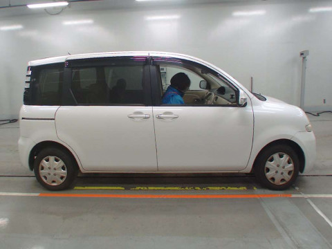 2010 Toyota Sienta NCP81G[2]