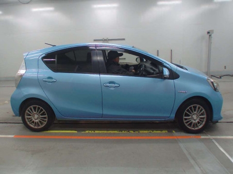 2012 Toyota Aqua NHP10[2]