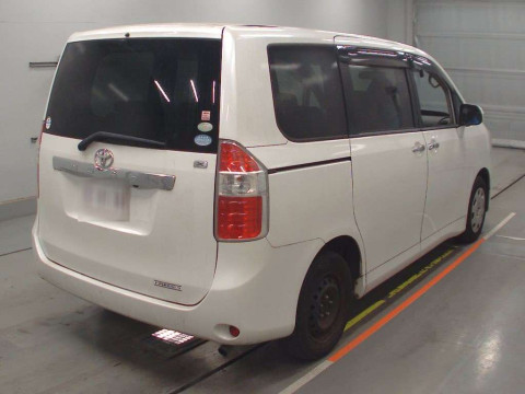 2010 Toyota Noah ZRR70G[1]