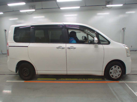 2010 Toyota Noah ZRR70G[2]