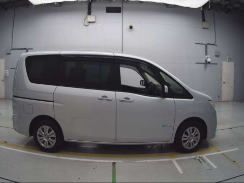 2014 Nissan Serena HC26[2]