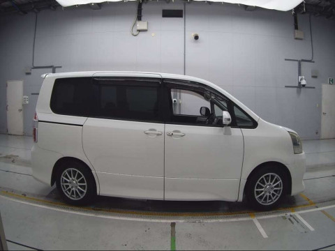 2008 Toyota Noah ZRR70W[2]