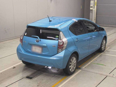 2013 Toyota Aqua NHP10[1]