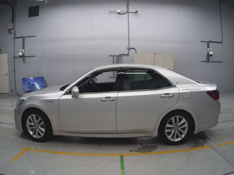 2013 Toyota Crown Hybrid AWS210[1]