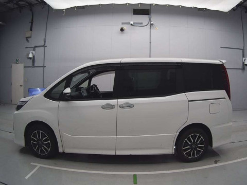 2017 Toyota Noah ZRR80W[1]