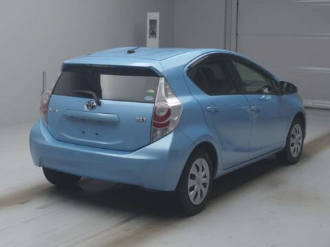 2013 Toyota Aqua NHP10[1]