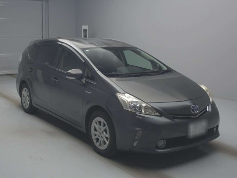 2011 Toyota Prius alpha ZVW41W[2]