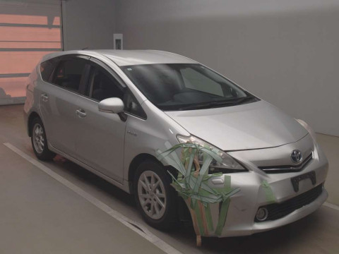 2011 Toyota Prius alpha ZVW41W[2]