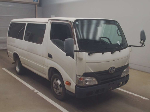 2015 Toyota Dyna Route Van XZC605V[2]