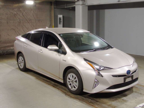 2016 Toyota Prius ZVW55[2]